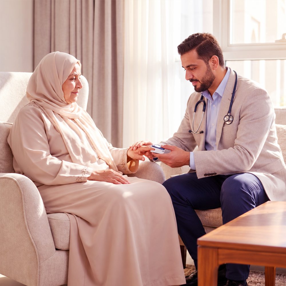 طبيب يقيس نسبة الأكسجين لمريضة مسنّة خلال زيارة منزلية